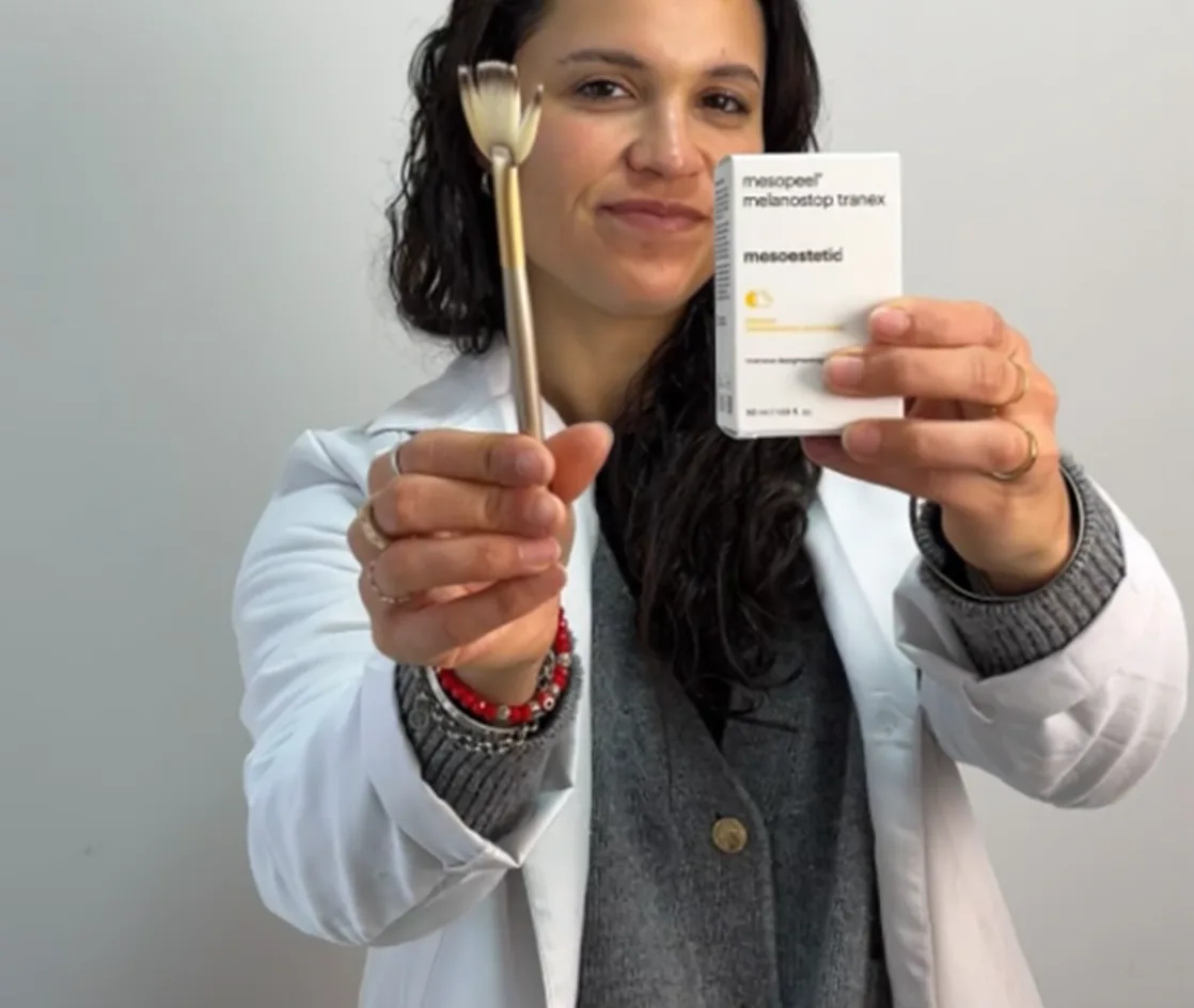 La doctora mostrando un producto de peeling